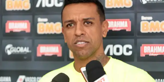 Sidão durante entrevista diante de um painel de patrocinadores
