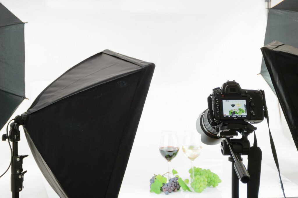fotos de taças de vinho e uvas com uso de softbox